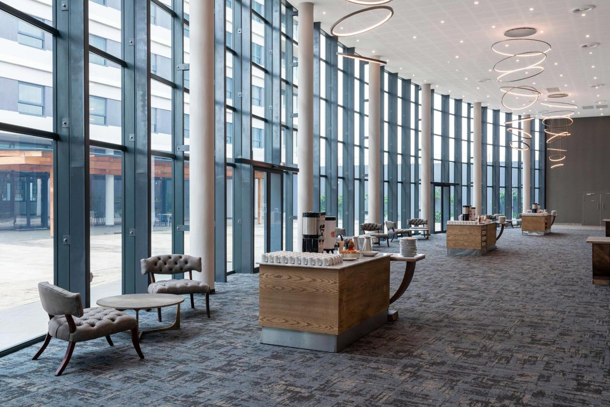 Radisson Hotel And Convention Centre Or Tambo Airport جوهانسبورغ المظهر الخارجي الصورة