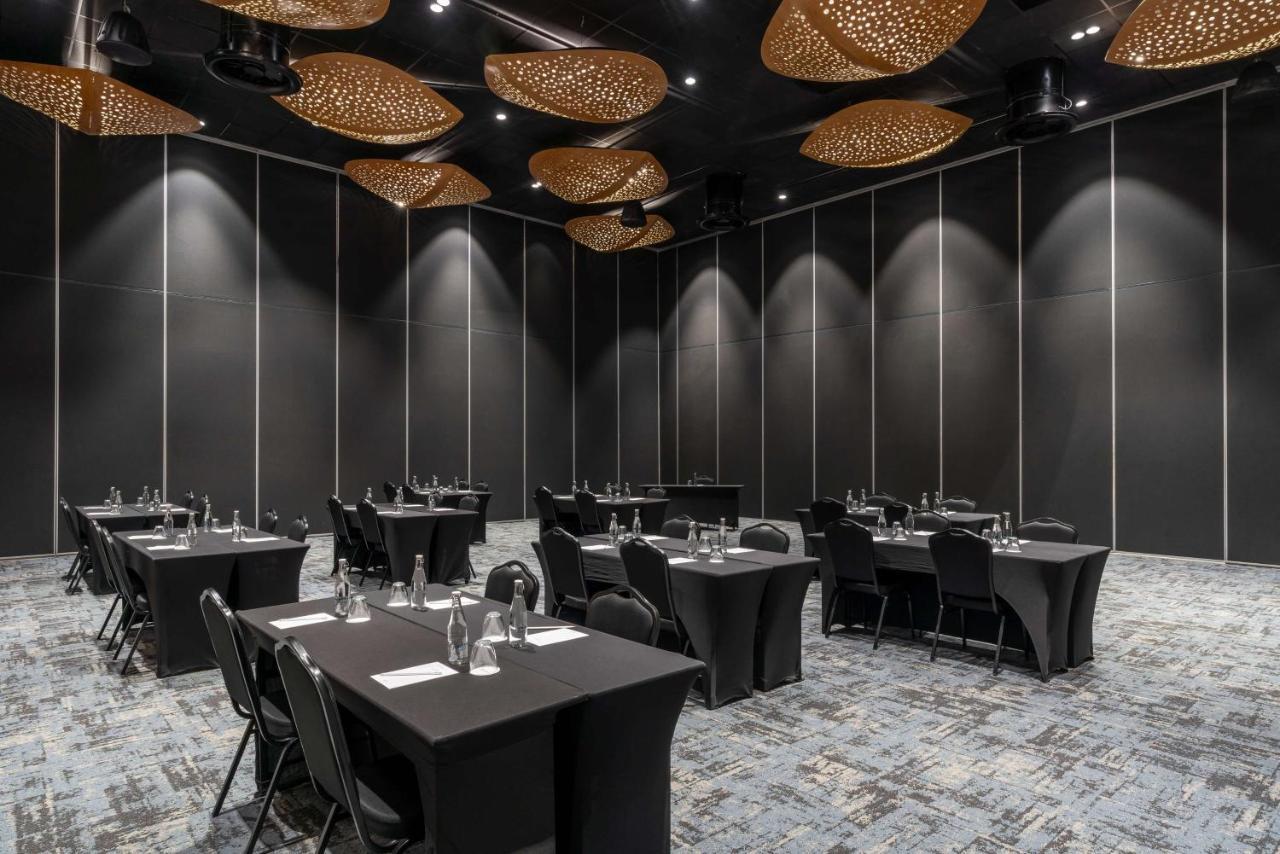 Radisson Hotel And Convention Centre Or Tambo Airport جوهانسبورغ المظهر الخارجي الصورة
