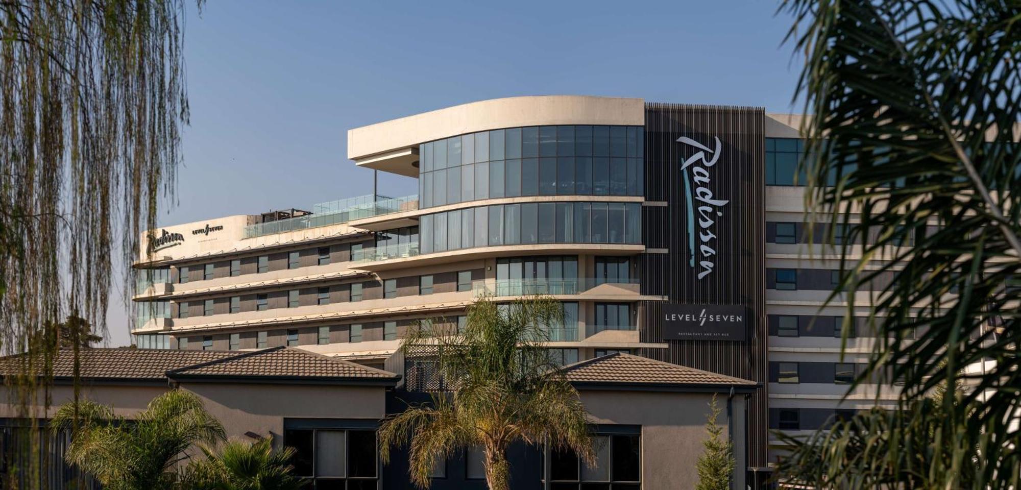 Radisson Hotel And Convention Centre Or Tambo Airport جوهانسبورغ المظهر الخارجي الصورة