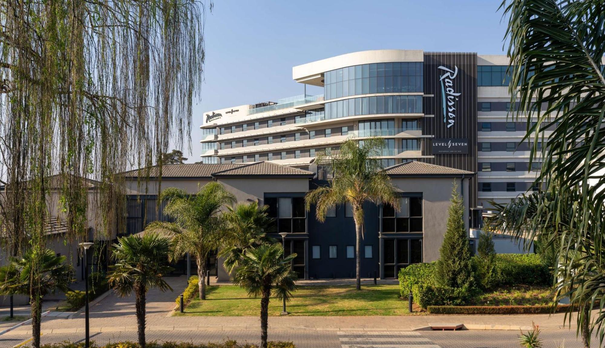 Radisson Hotel And Convention Centre Or Tambo Airport جوهانسبورغ المظهر الخارجي الصورة
