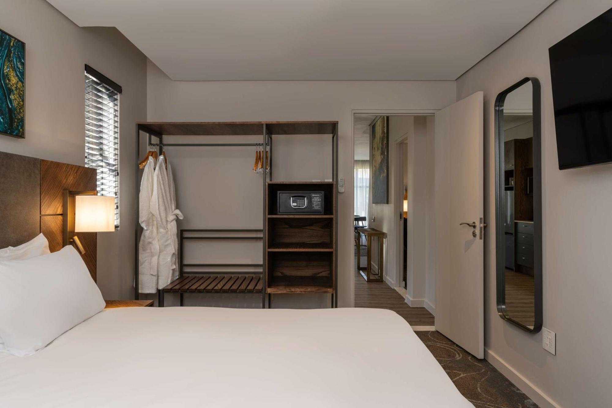 Radisson Hotel And Convention Centre Or Tambo Airport جوهانسبورغ المظهر الخارجي الصورة
