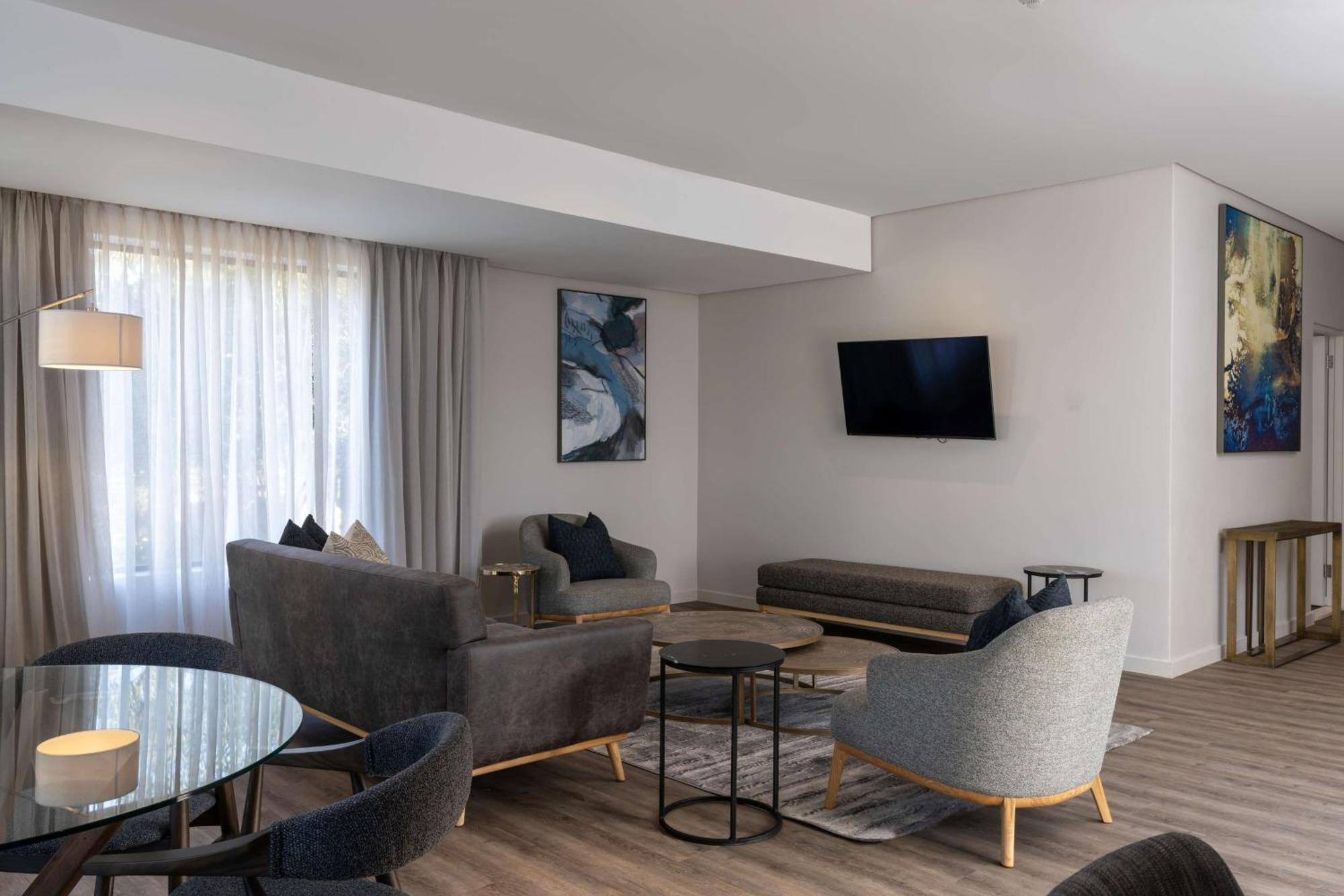 Radisson Hotel And Convention Centre Or Tambo Airport جوهانسبورغ المظهر الخارجي الصورة