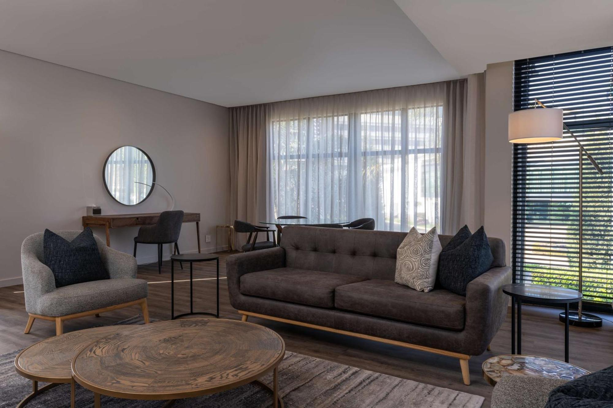 Radisson Hotel And Convention Centre Or Tambo Airport جوهانسبورغ المظهر الخارجي الصورة