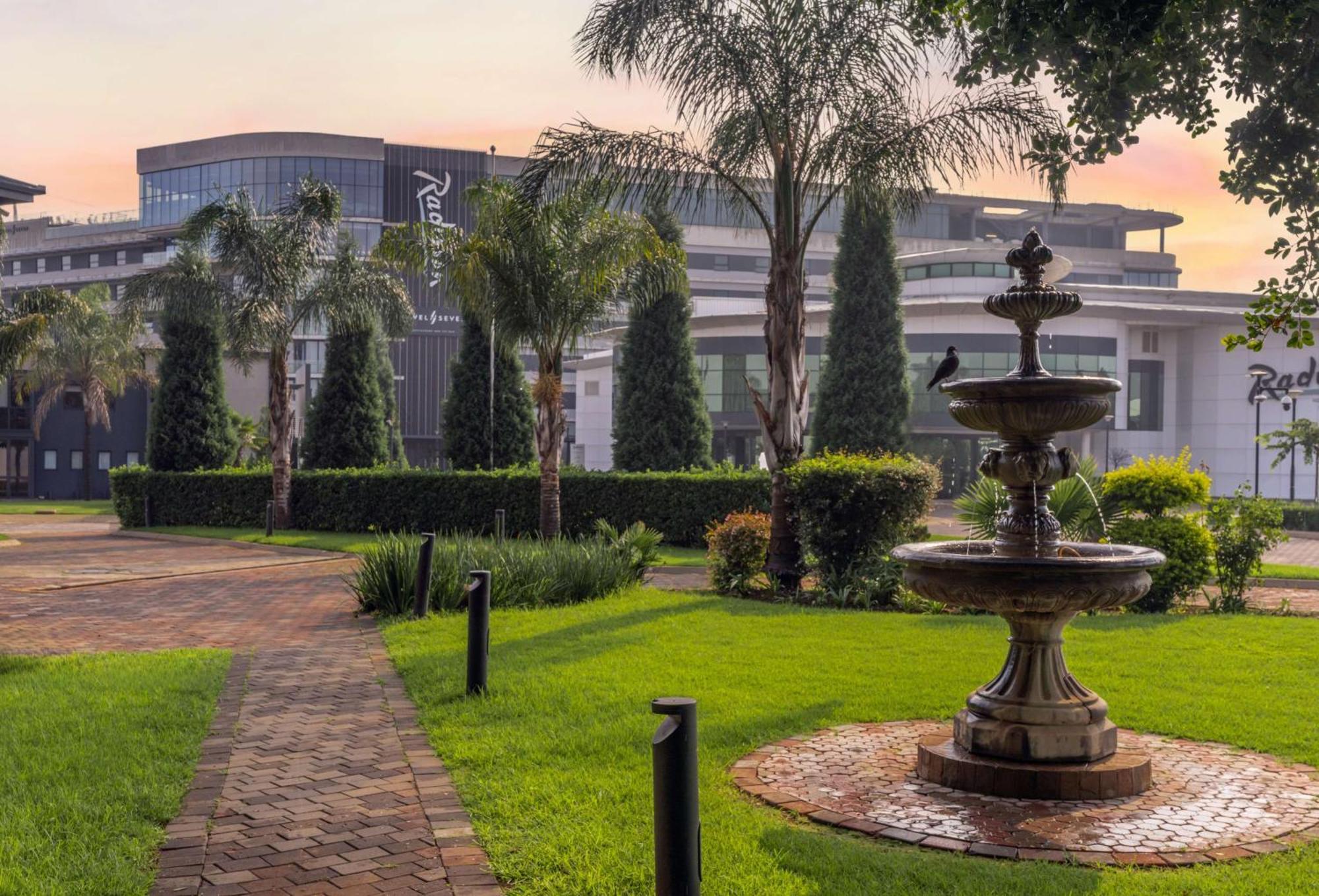 Radisson Hotel And Convention Centre Or Tambo Airport جوهانسبورغ المظهر الخارجي الصورة