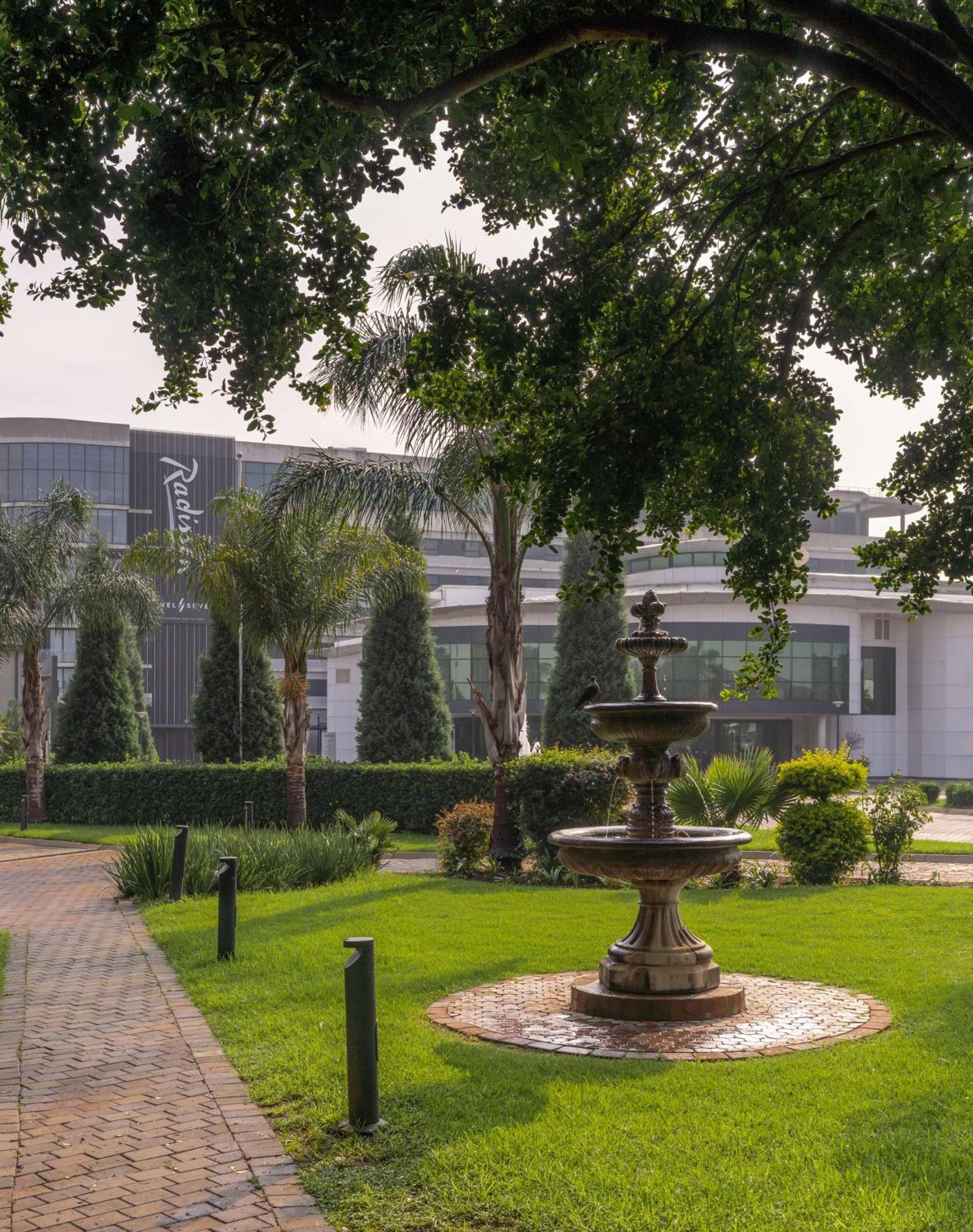 Radisson Hotel And Convention Centre Or Tambo Airport جوهانسبورغ المظهر الخارجي الصورة