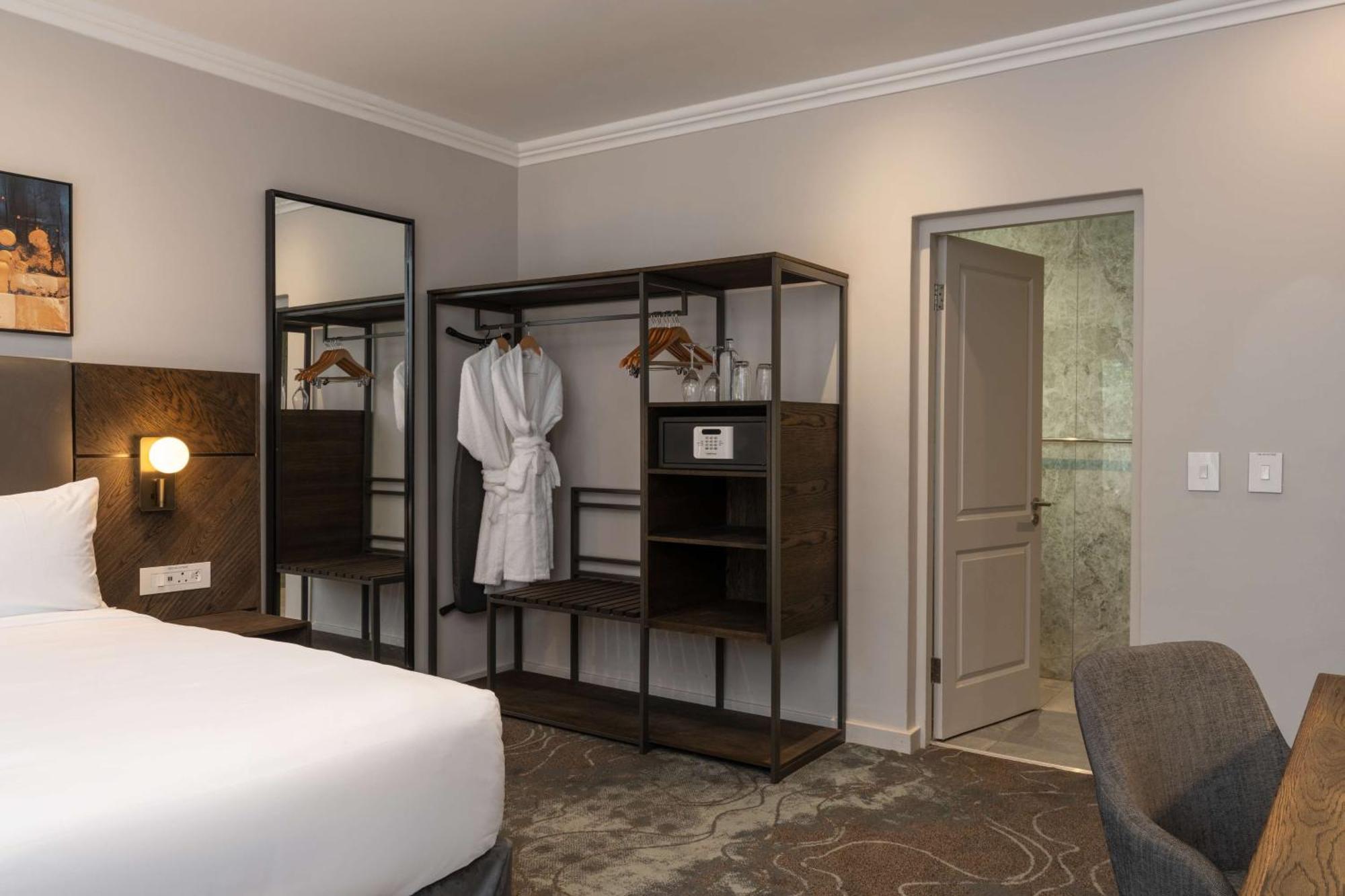 Radisson Hotel And Convention Centre Or Tambo Airport جوهانسبورغ المظهر الخارجي الصورة