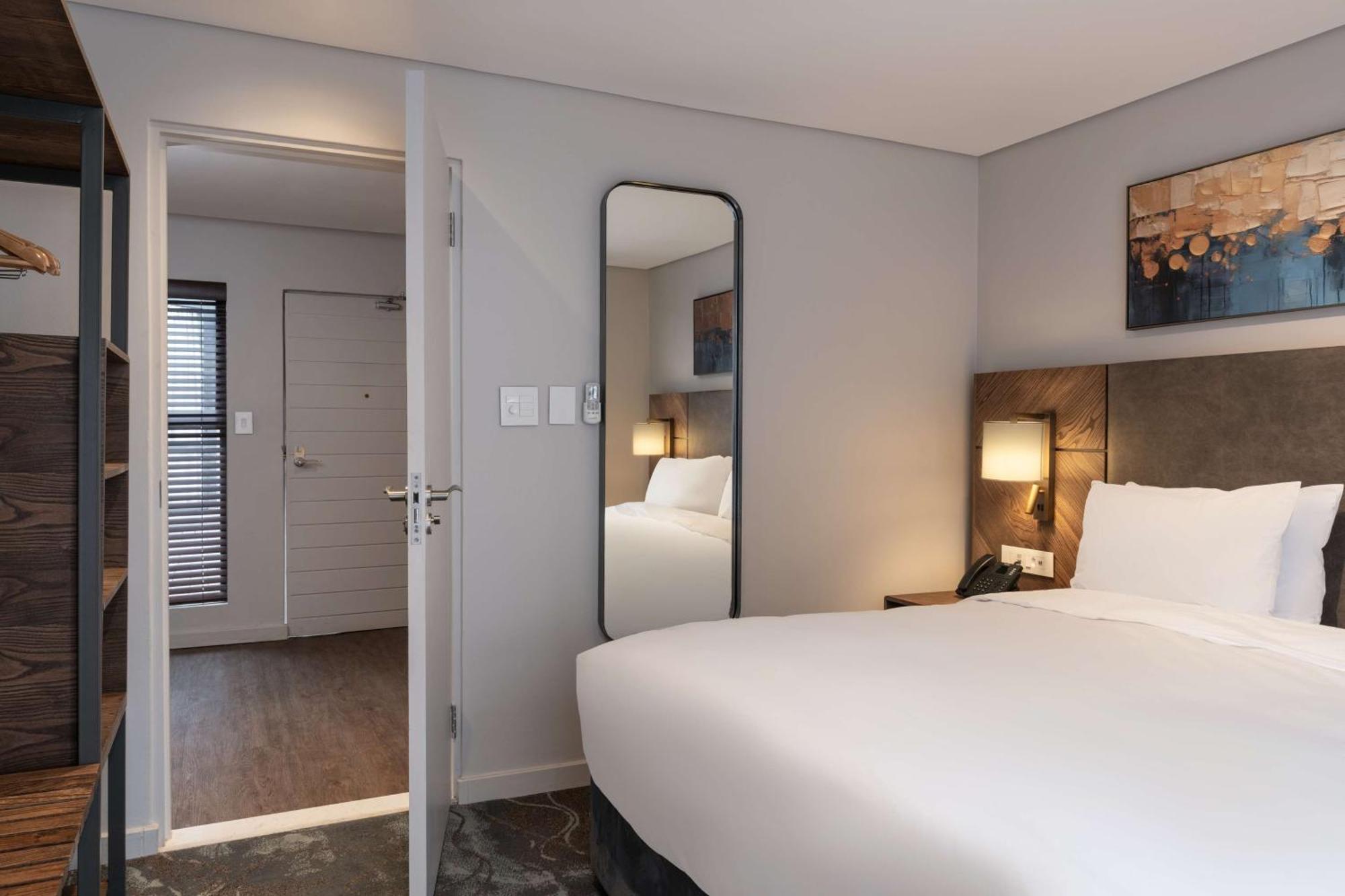 Radisson Hotel And Convention Centre Or Tambo Airport جوهانسبورغ المظهر الخارجي الصورة